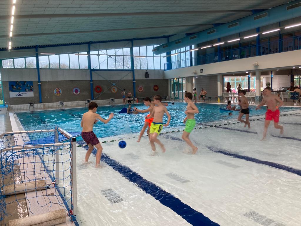 WATERVOETBALFEEST IN HET ZWEMBAD!