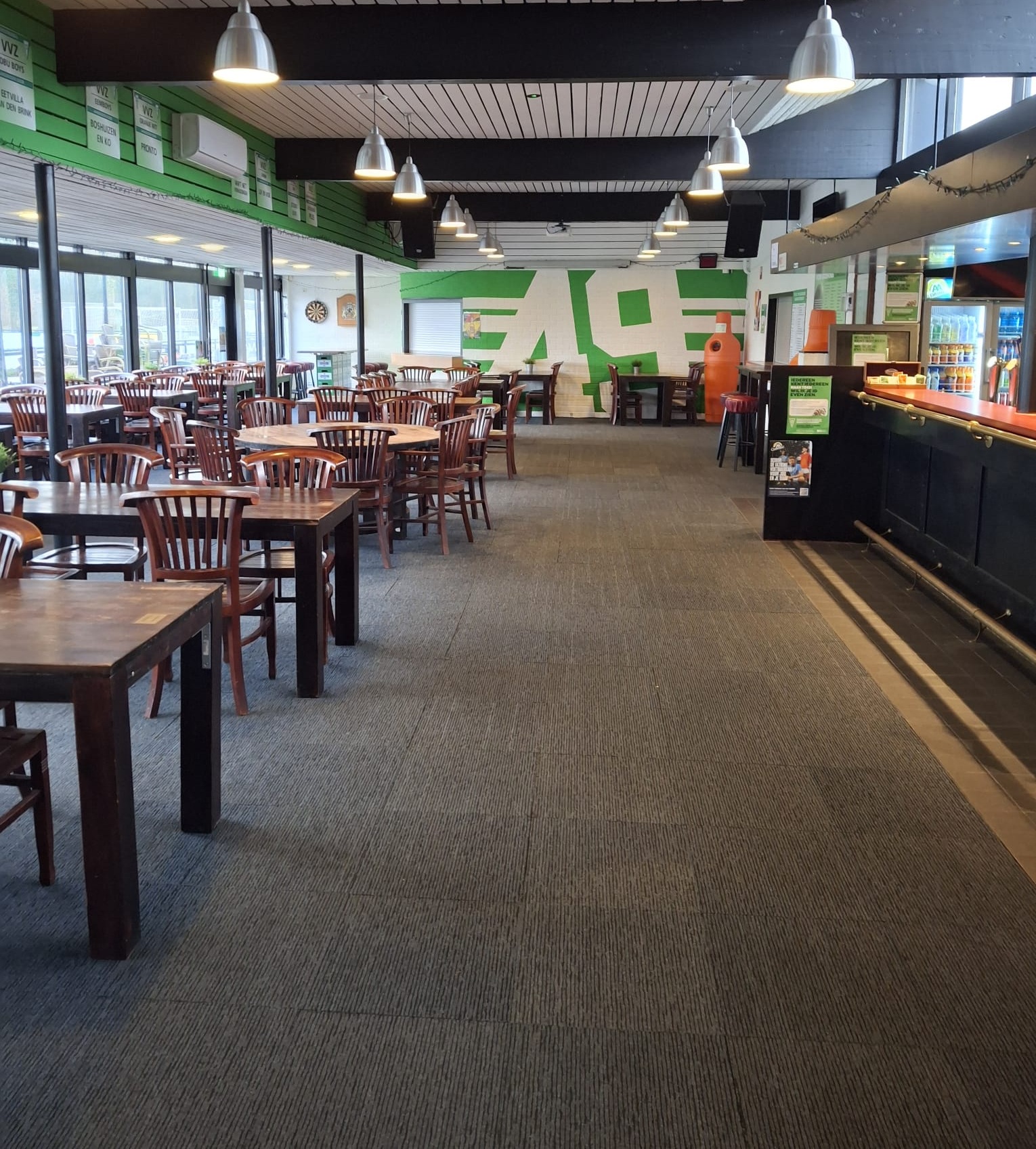 Dankzij Rabo ClubSupport, Baskaya Sloopwerken en onze vrijwilligers nieuwe duurzame tapijttegels in kantine!