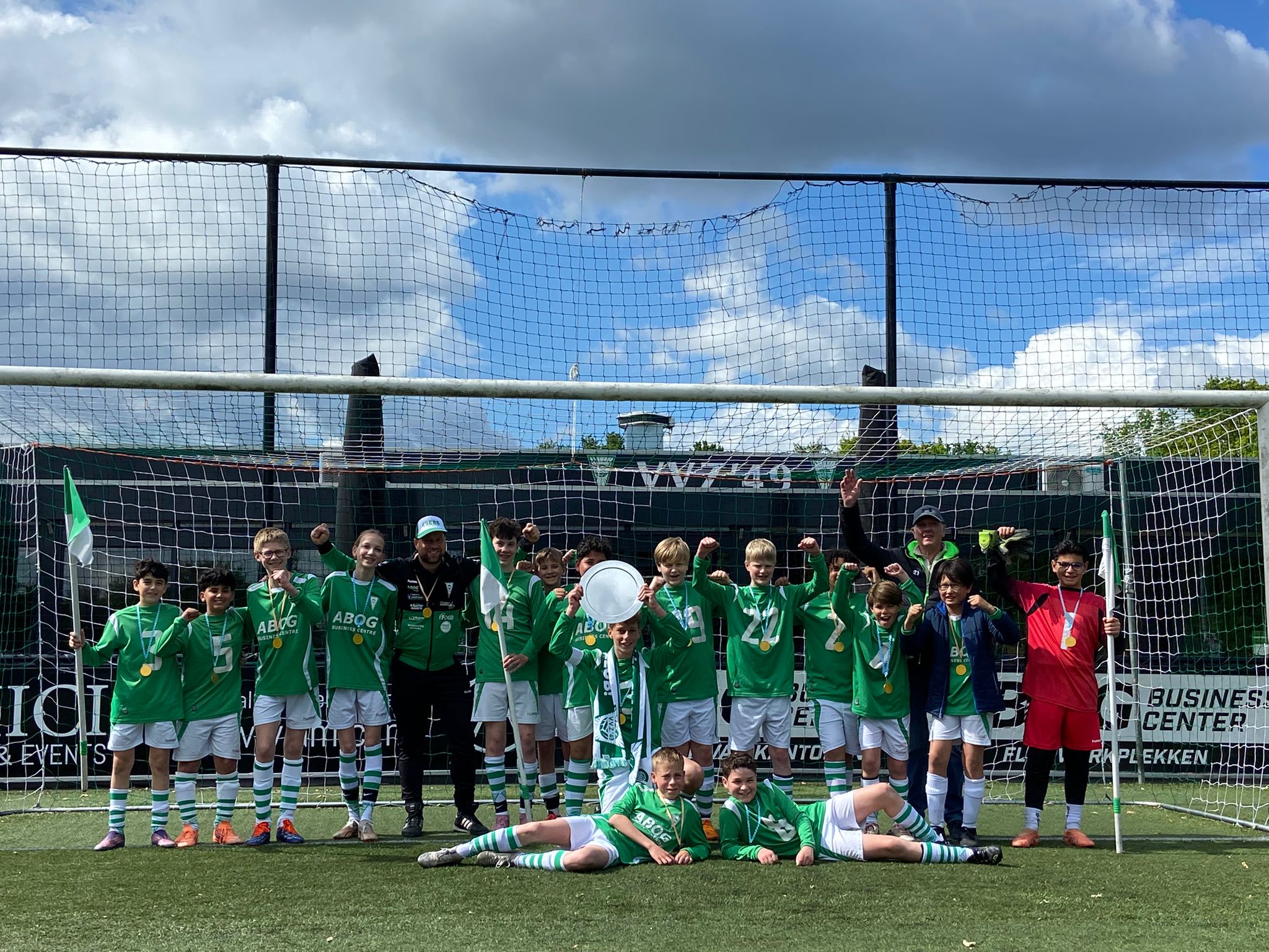 Dubbel feest bij VVZ'49 JO13-2; Al vóór de aftrap kampioen en 8-0 monsterzege
